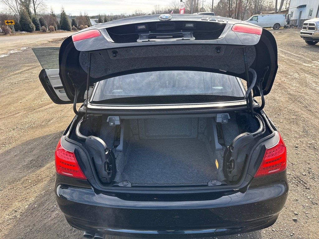 2011 BMW 3 Series Image 11