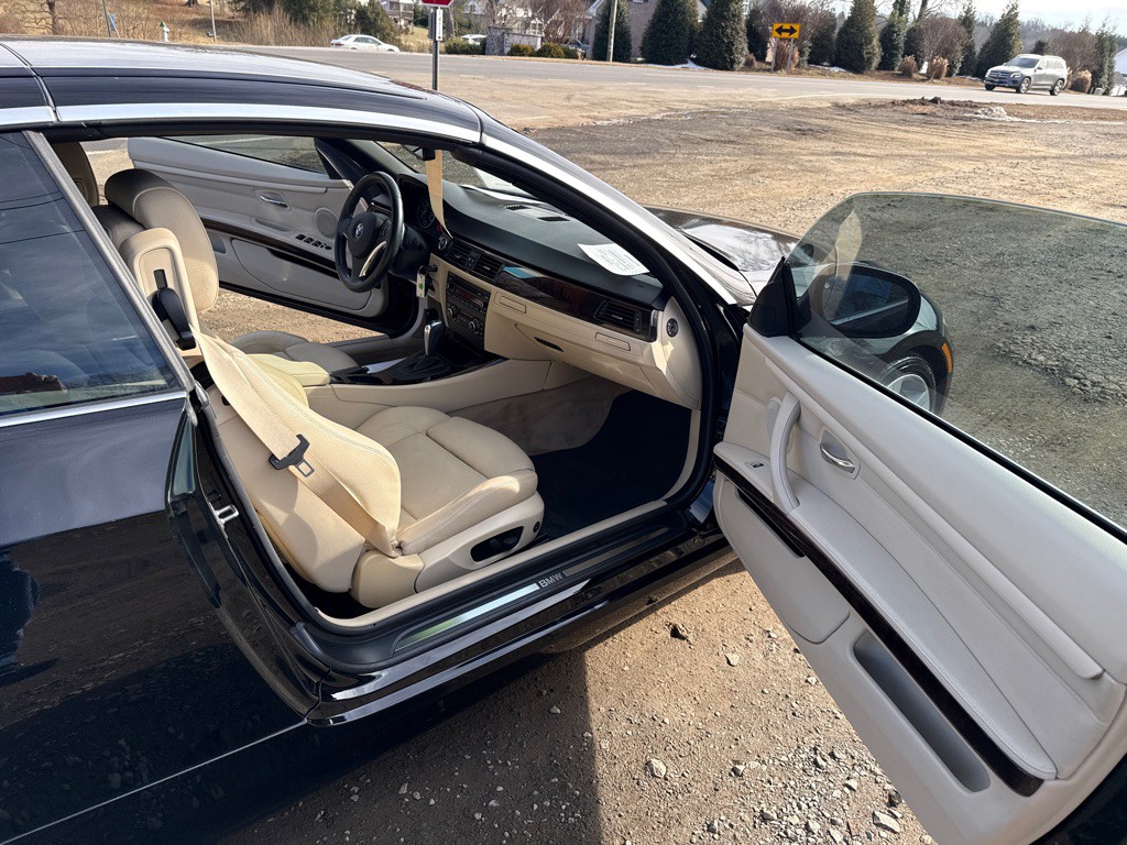 2011 BMW 3 Series Image 12