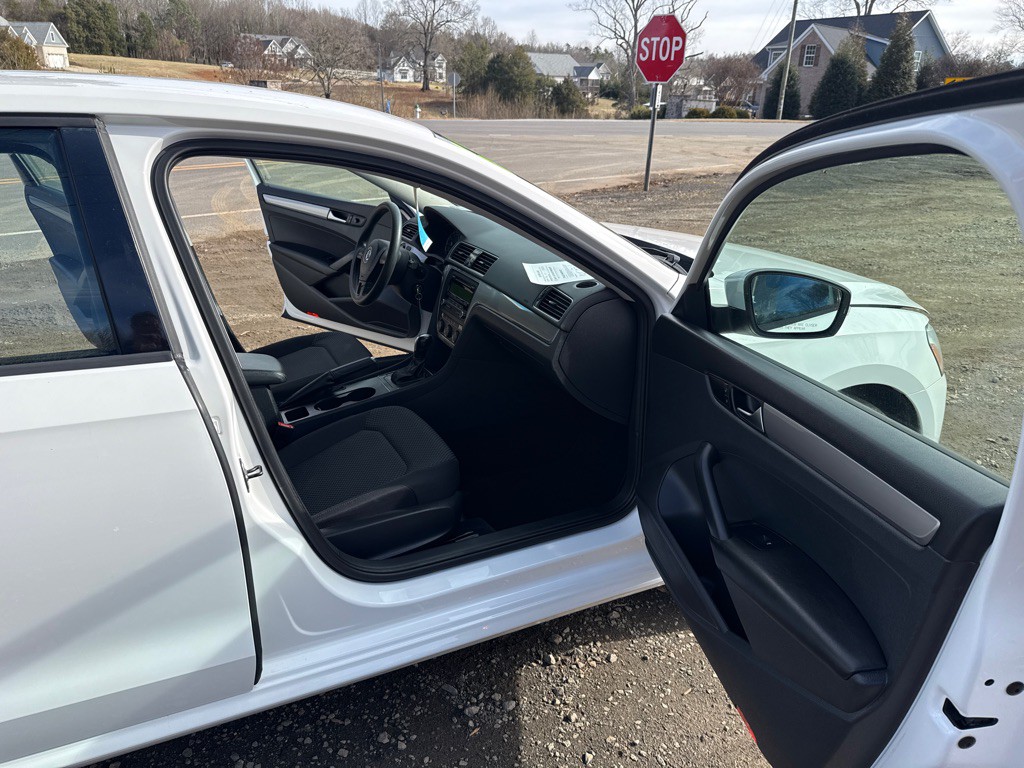 2013 Volkswagen Passat Image 13