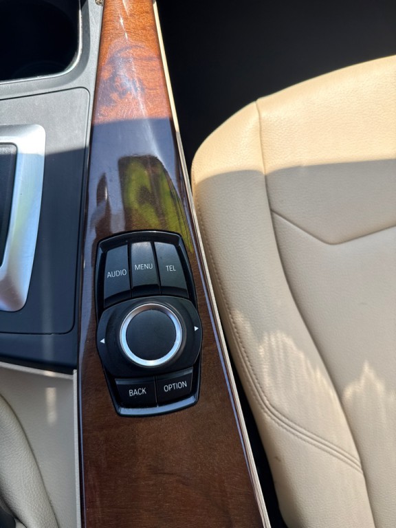 2017 BMW 3 Series Image 16