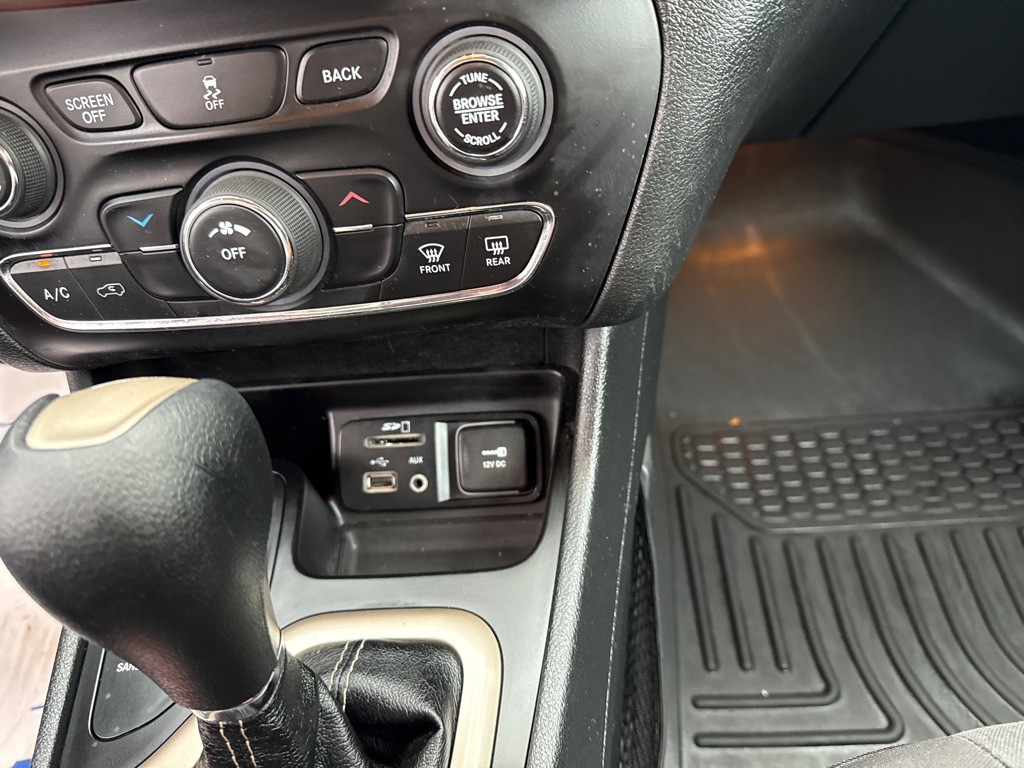 2015 Jeep Cherokee Image 18