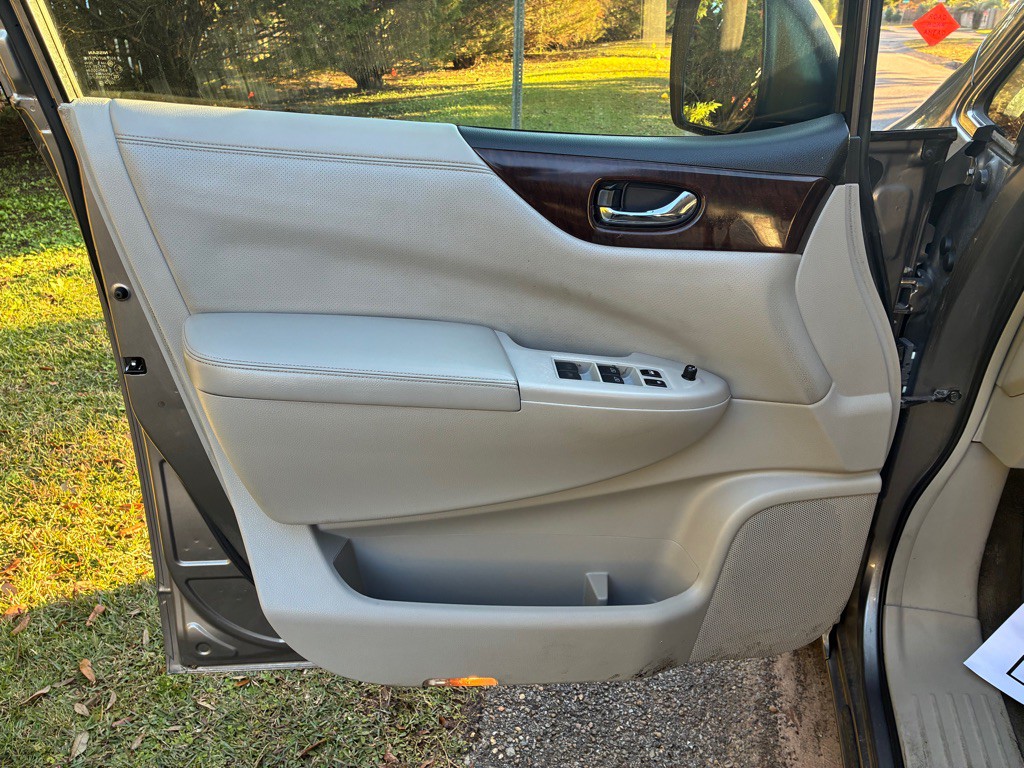 2015 Nissan Quest Image 9