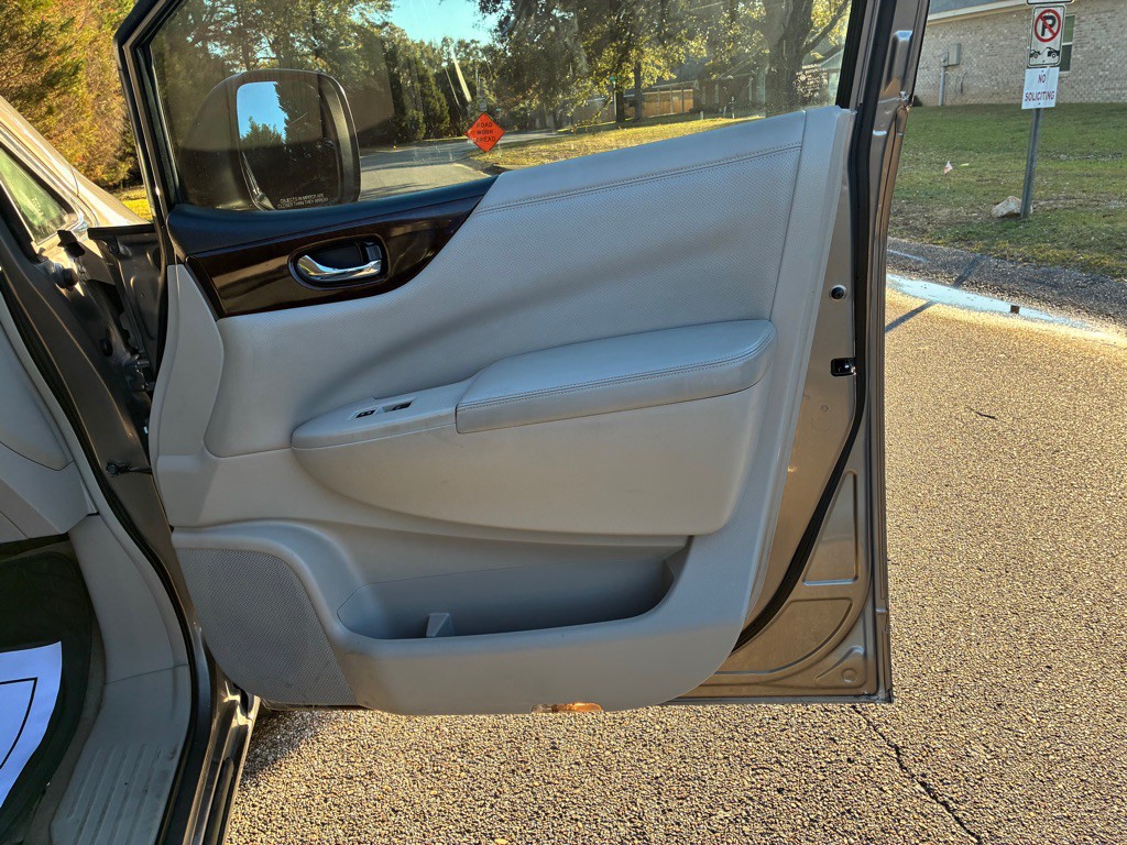 2015 Nissan Quest Image 16