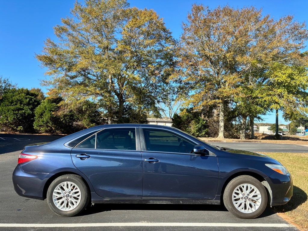 2017 Toyota Camry Image 2