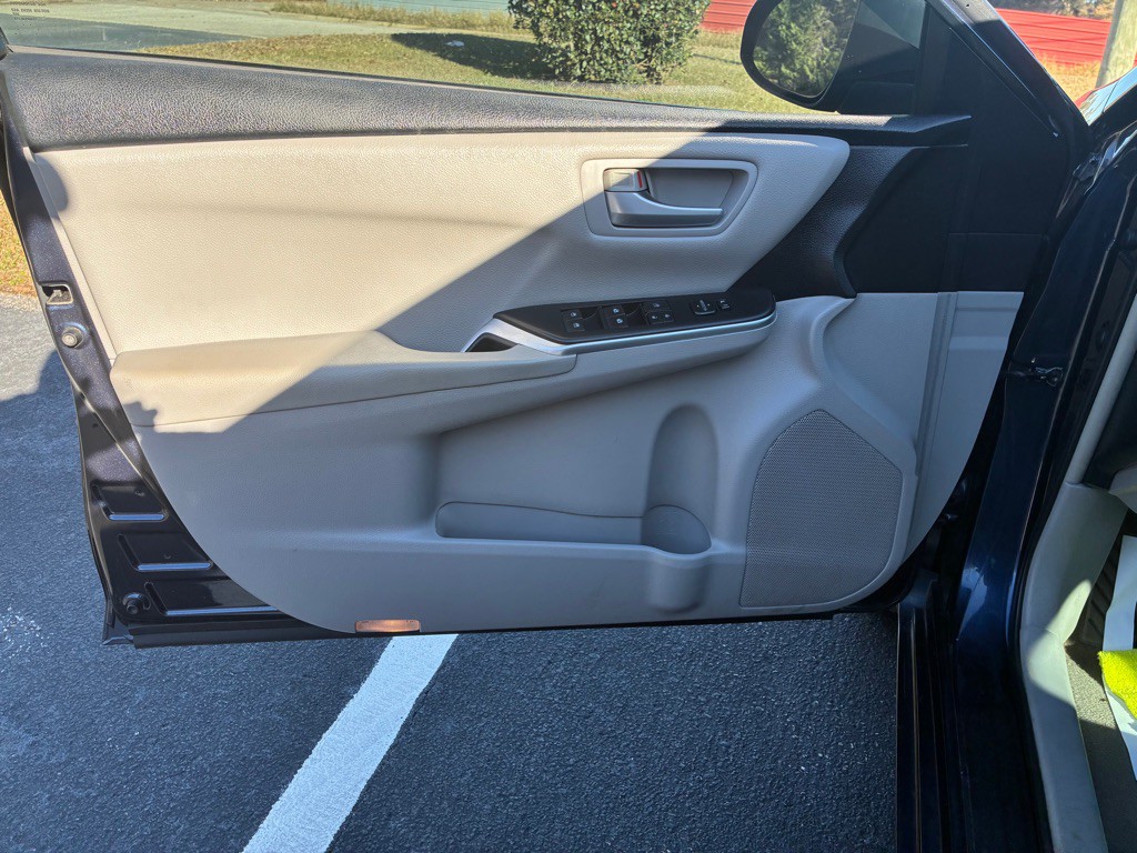 2017 Toyota Camry Image 8