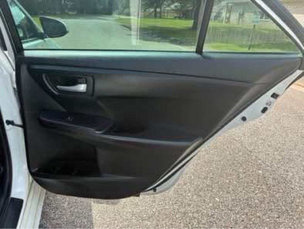 2016 Toyota Camry Image 12