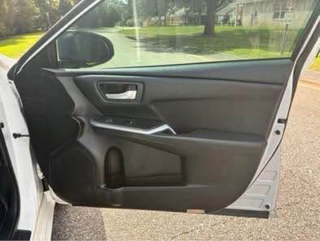 2016 Toyota Camry Image 14