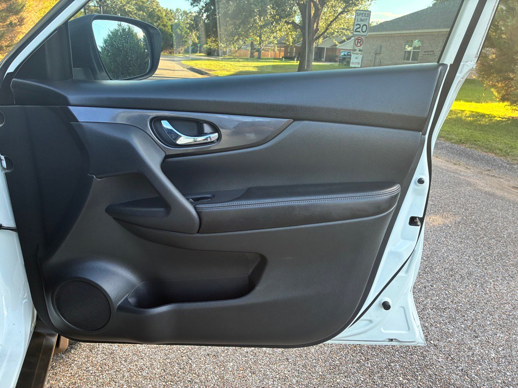 2017 Nissan Rogue Image 16