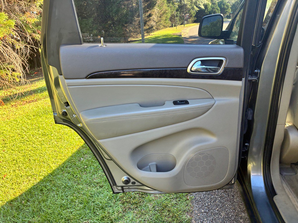 2012 Jeep Grand Cherokee Image 11