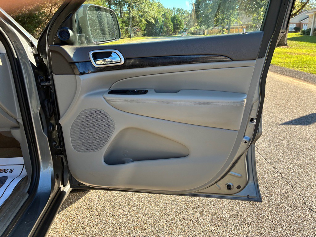 2012 Jeep Grand Cherokee Image 16