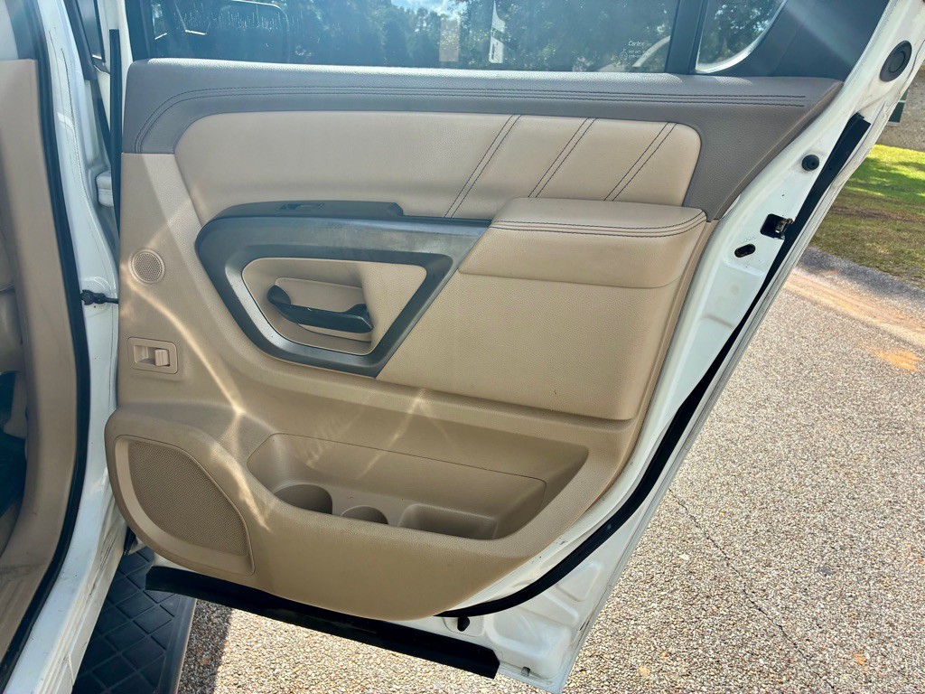 2015 Nissan Armada Image 16