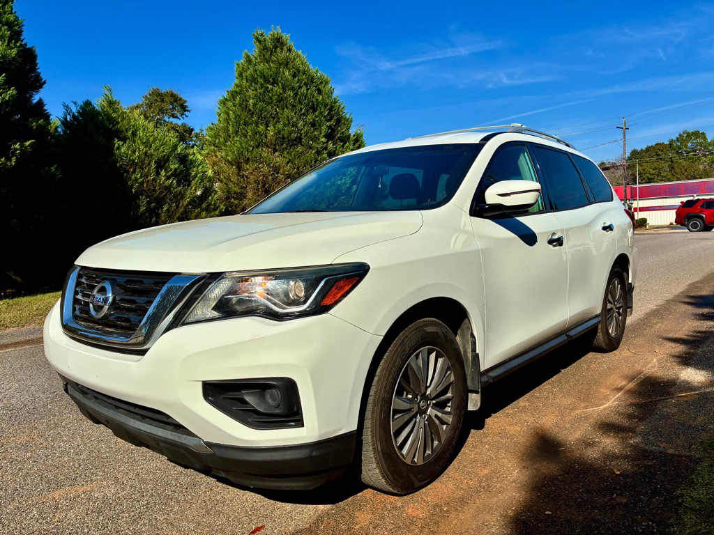 2017 Nissan Pathfinder Image 1