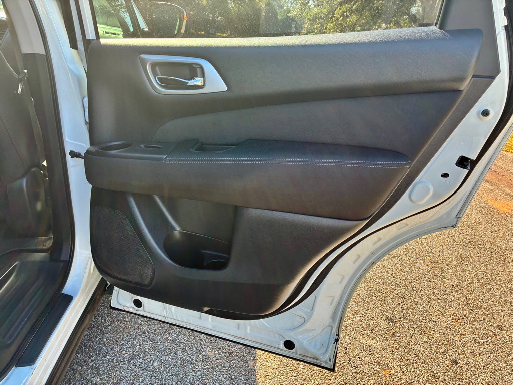 2017 Nissan Pathfinder Image 16
