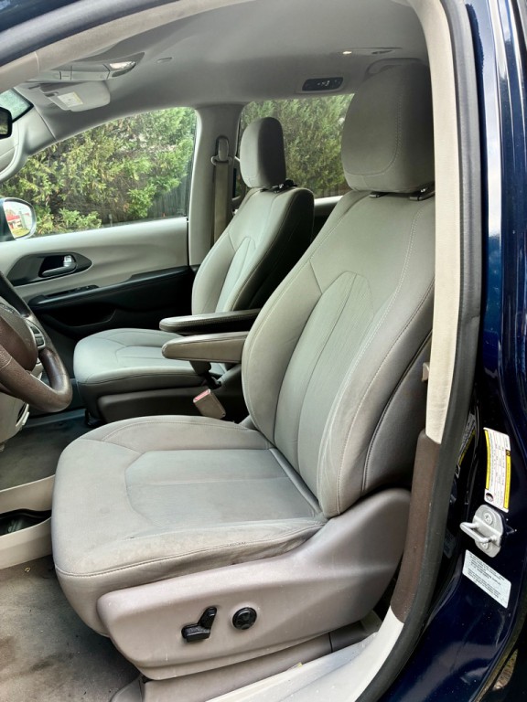 2017 Chrysler Pacifica Image 8