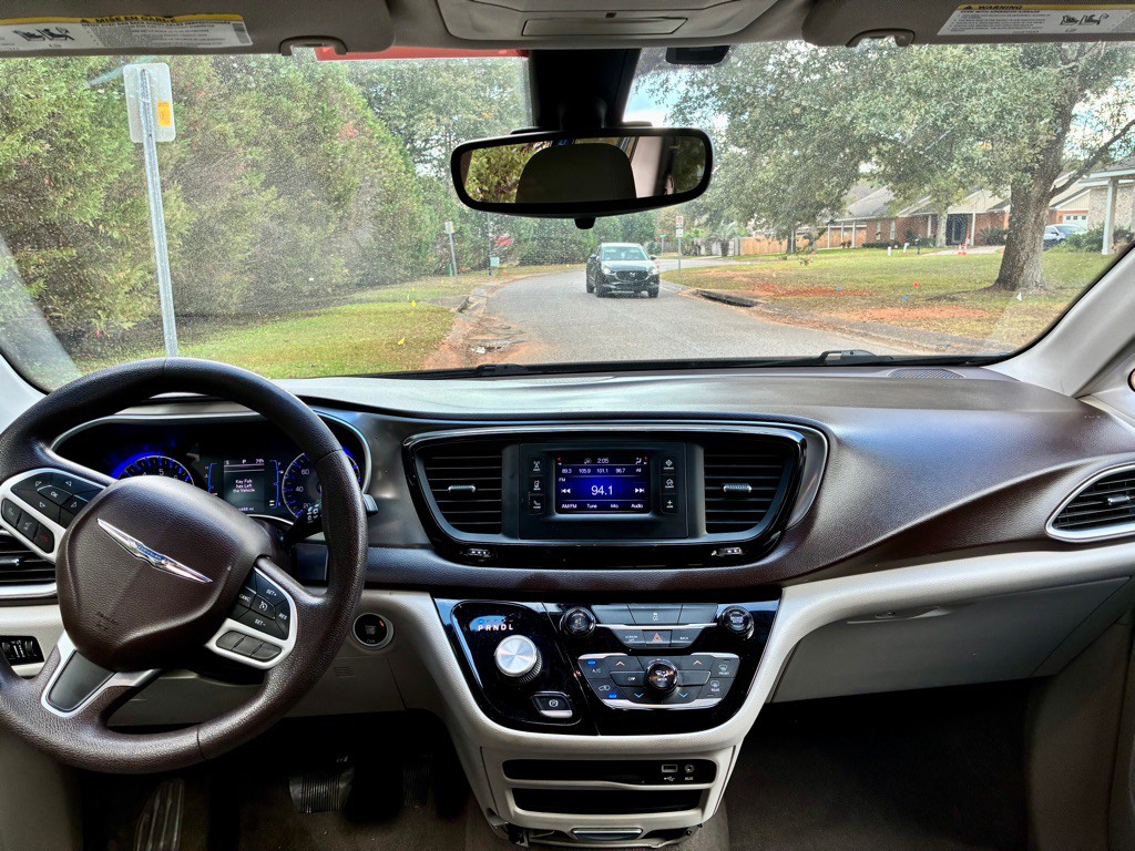 2017 Chrysler Pacifica Image 11