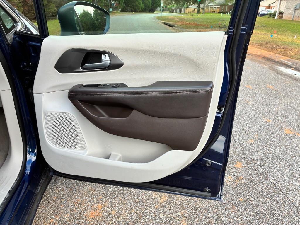 2017 Chrysler Pacifica Image 16