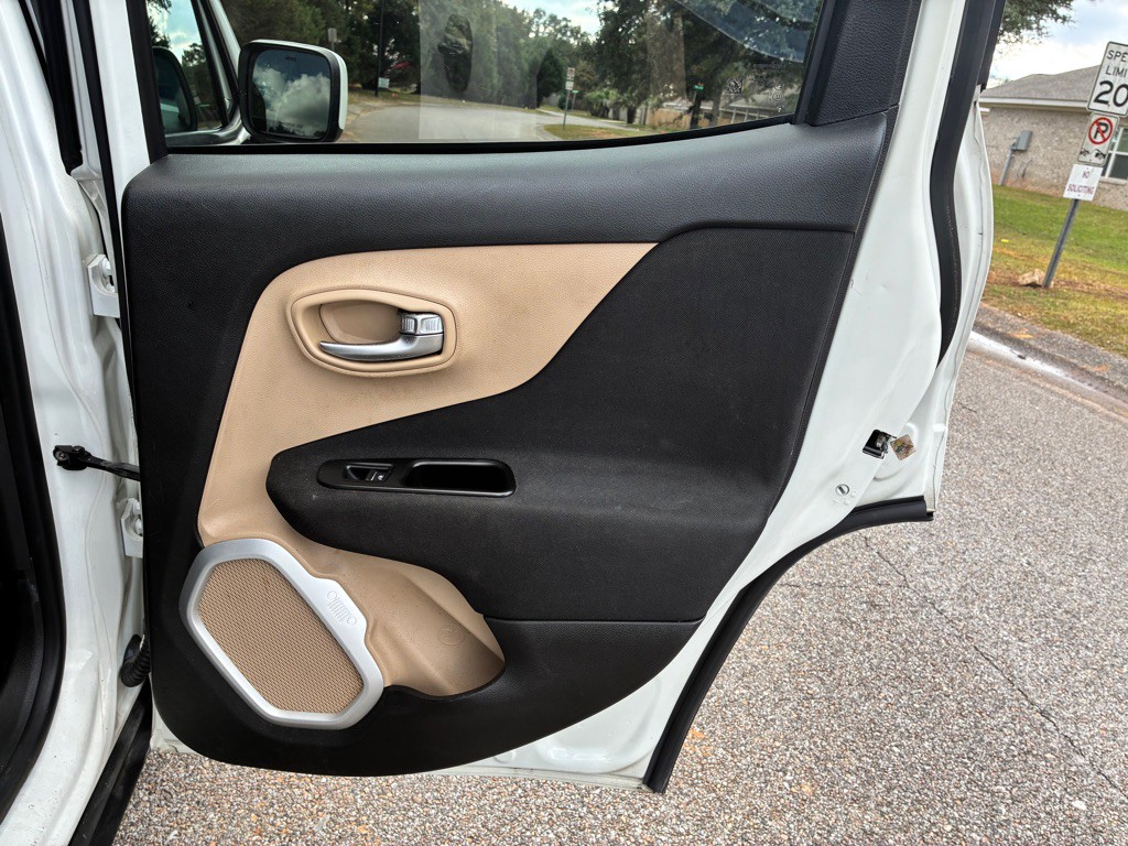 2015 Jeep Renegade Image 14