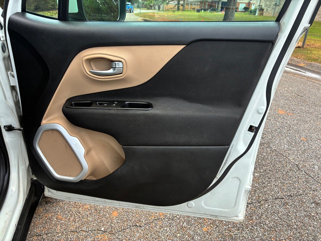 2015 Jeep Renegade Image 16