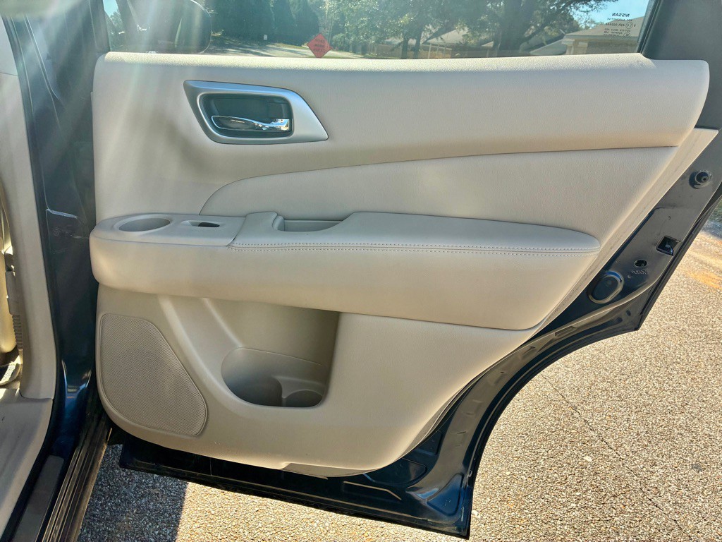 2015 Nissan Pathfinder Image 16
