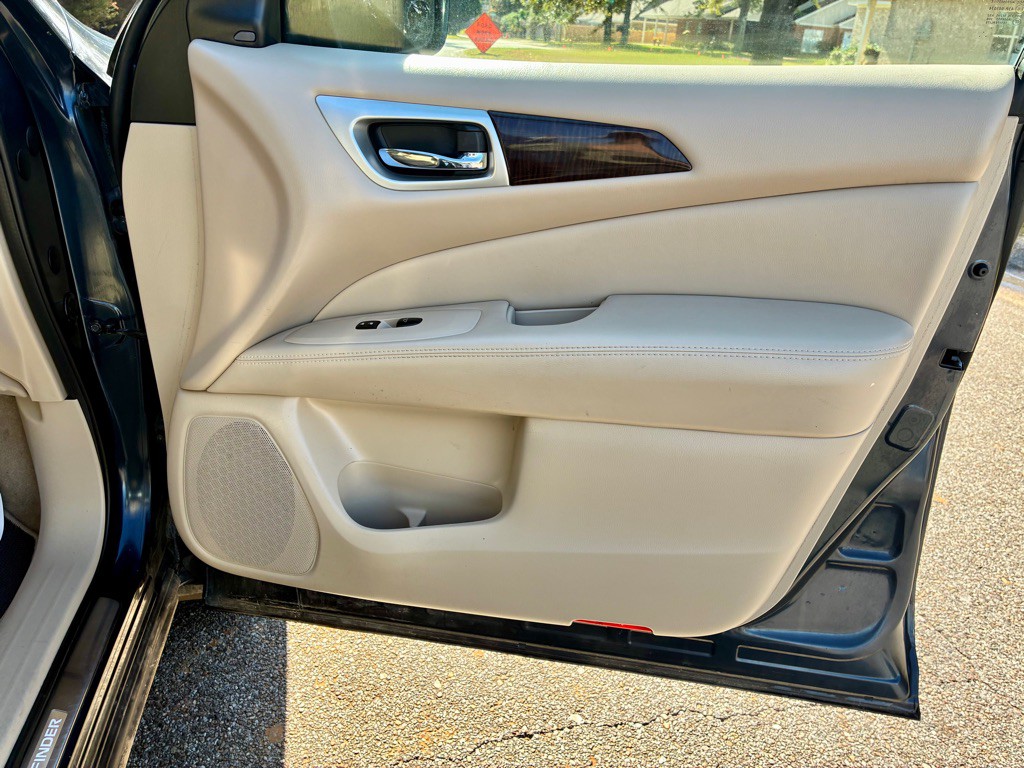 2015 Nissan Pathfinder Image 18