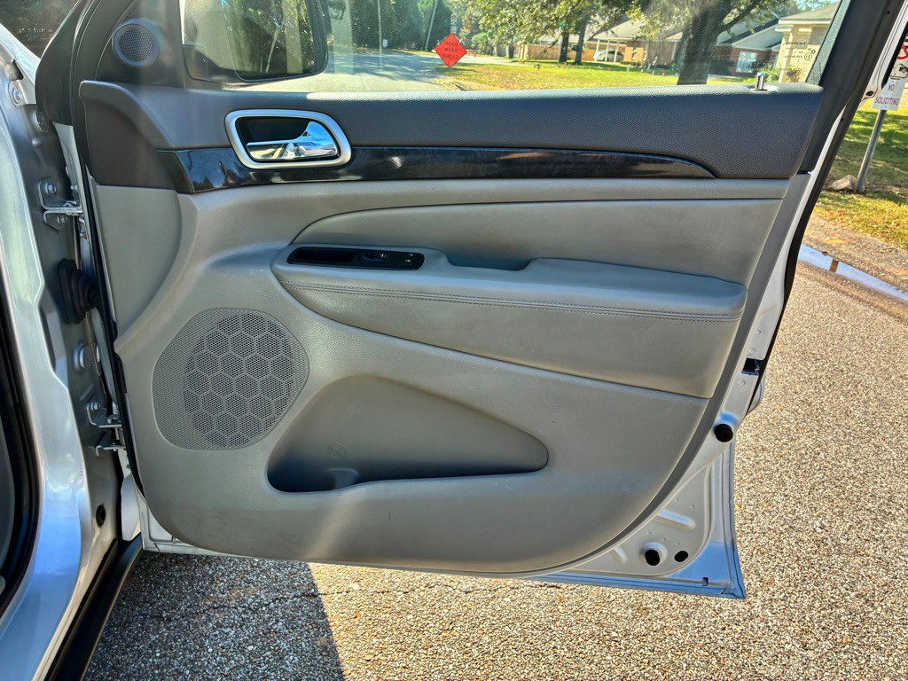 2012 Jeep Grand Cherokee Image 16