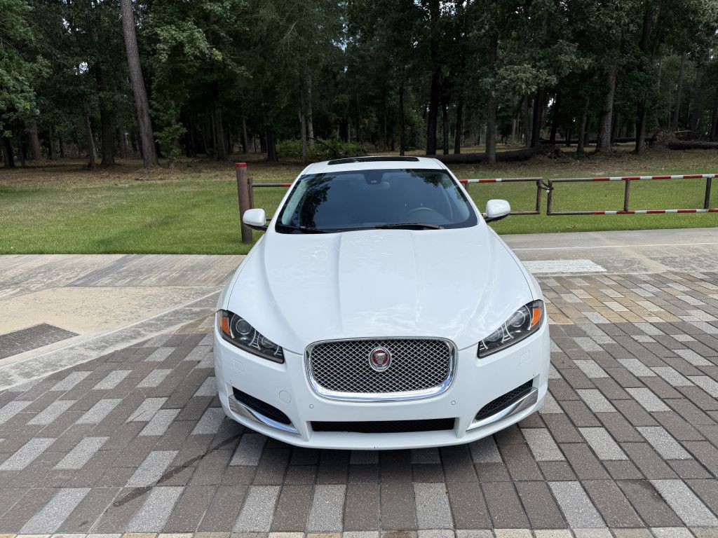 2015 Jaguar XF Image 3