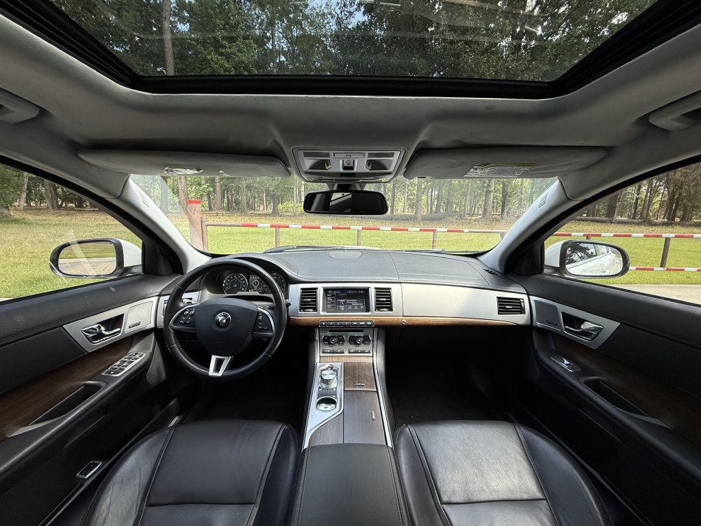 2015 Jaguar XF Image 7