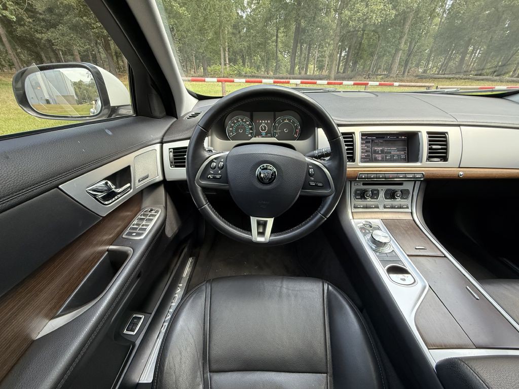 2015 Jaguar XF Image 8