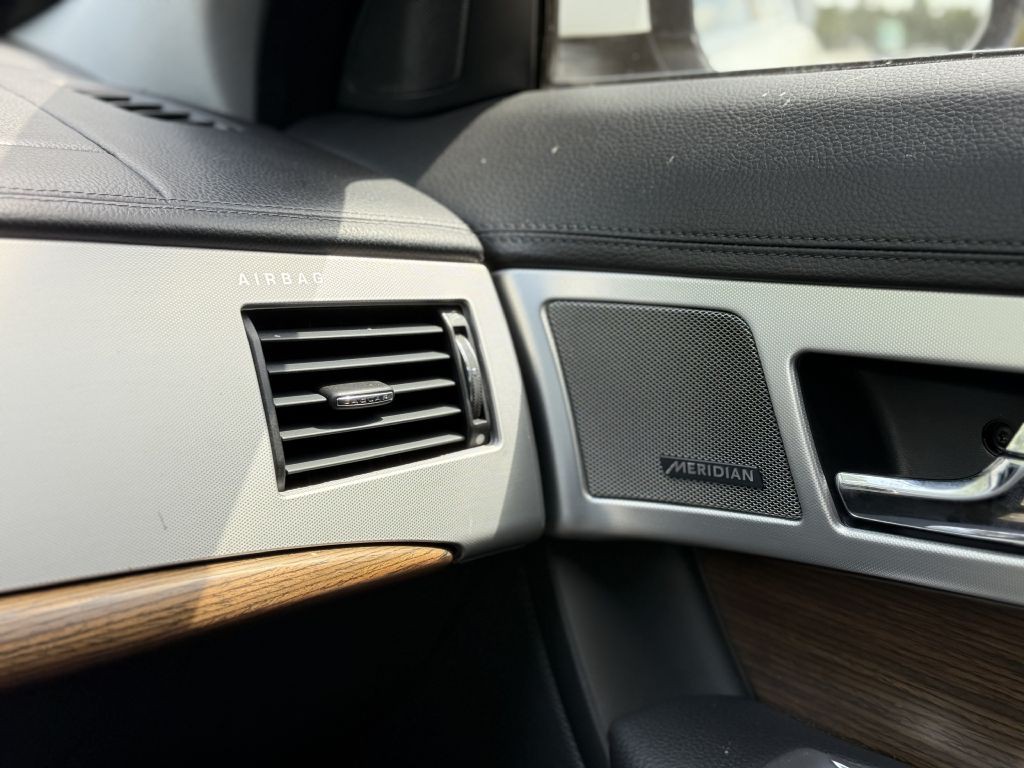 2015 Jaguar XF Image 9