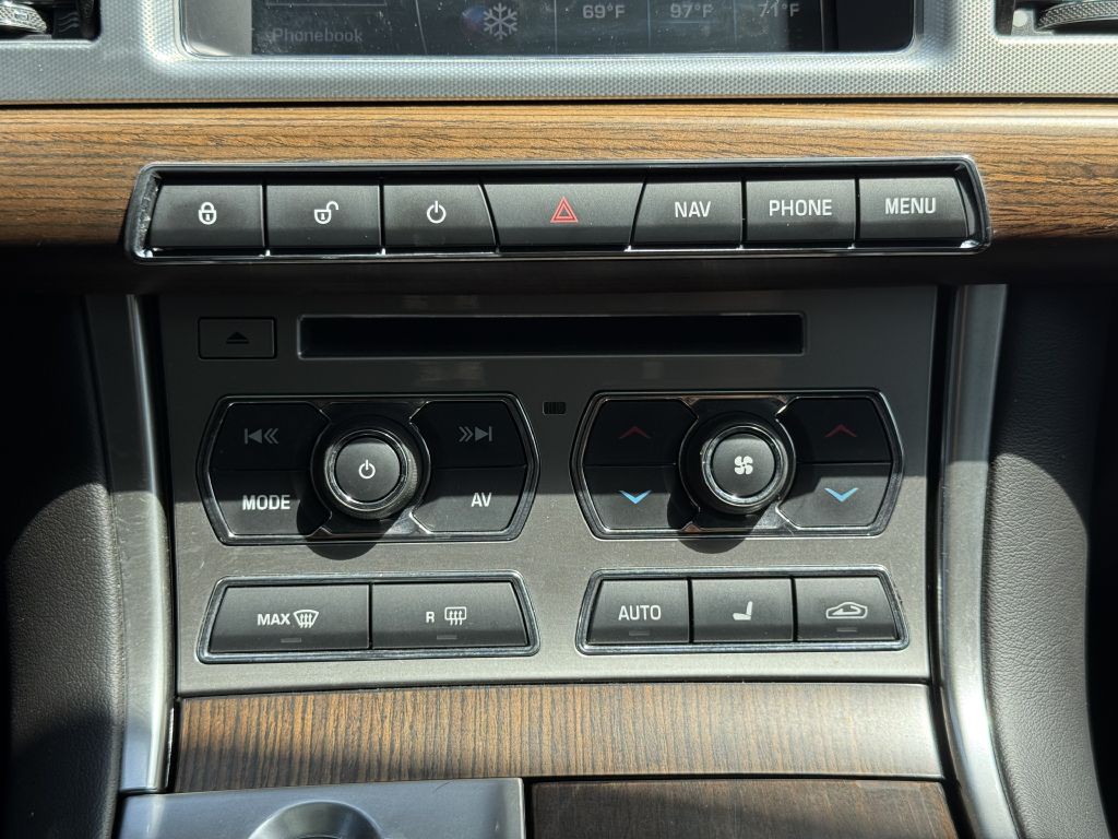 2015 Jaguar XF Image 10