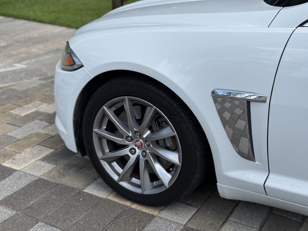 2015 Jaguar XF Image 12
