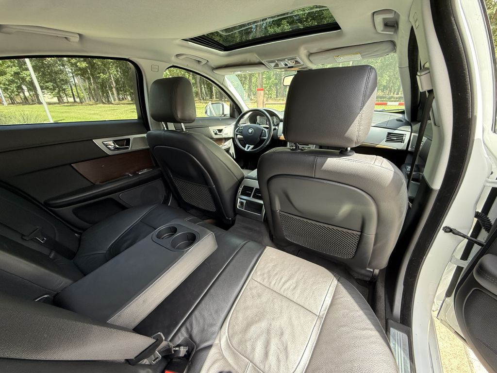 2015 Jaguar XF Image 14