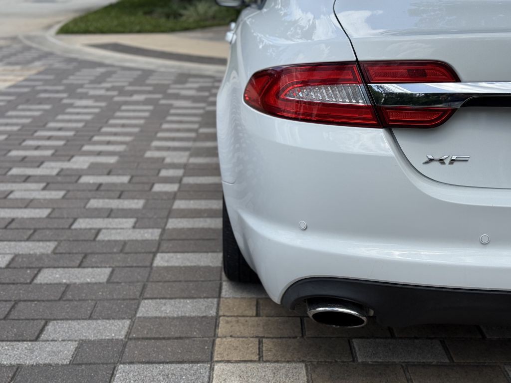 2015 Jaguar XF Image 16