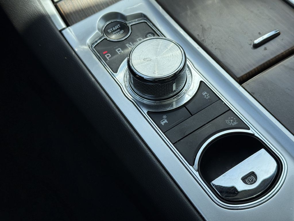 2015 Jaguar XF Image 17