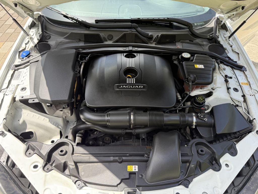 2015 Jaguar XF Image 19