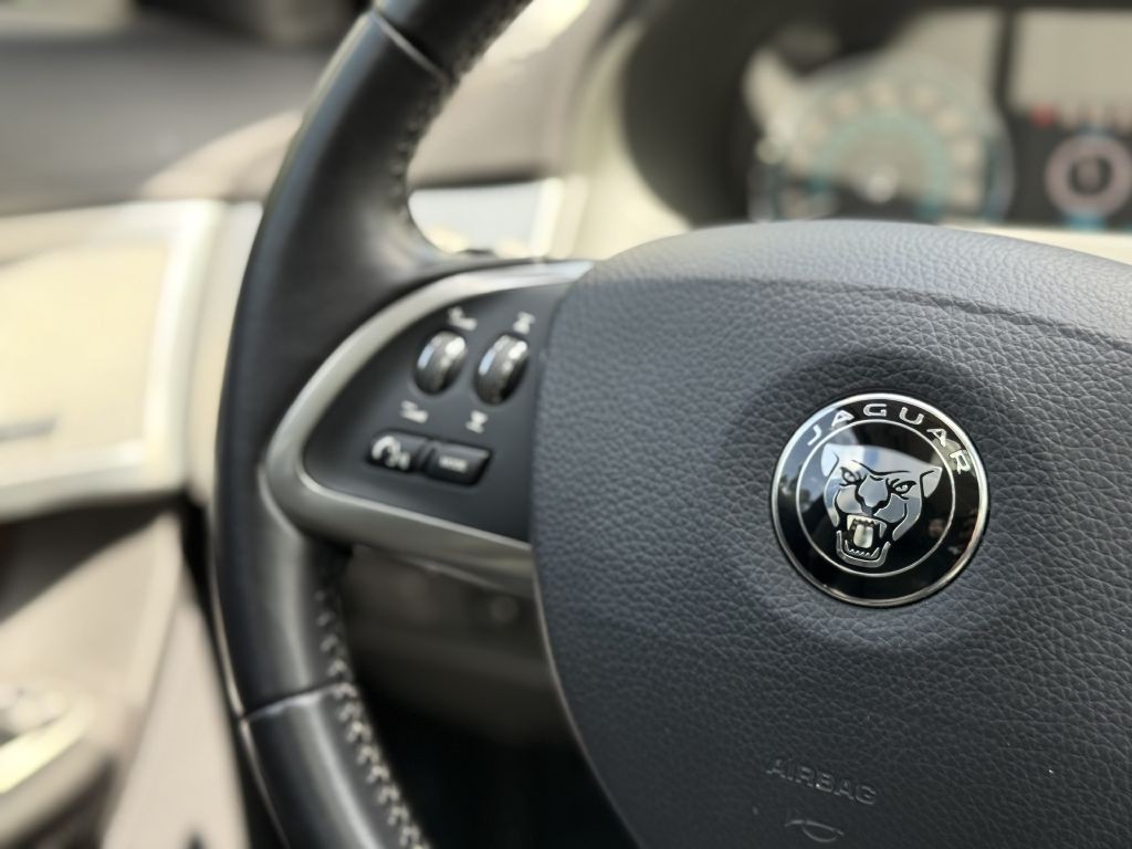 2015 Jaguar XF Image 21
