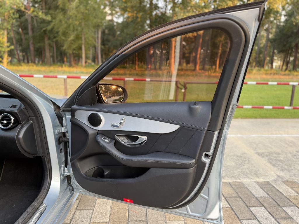 2016 Mercedes-Benz C-Class Image 18