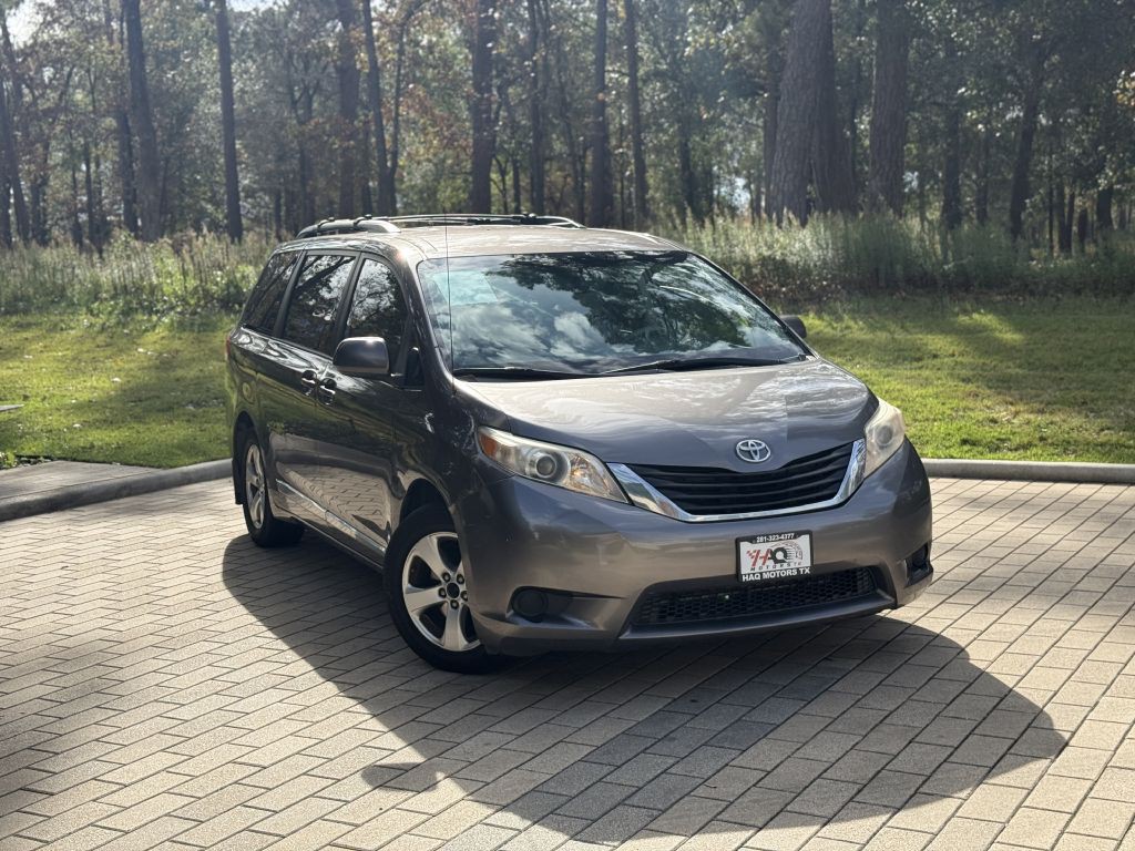 2013 Toyota Sienna Image 2
