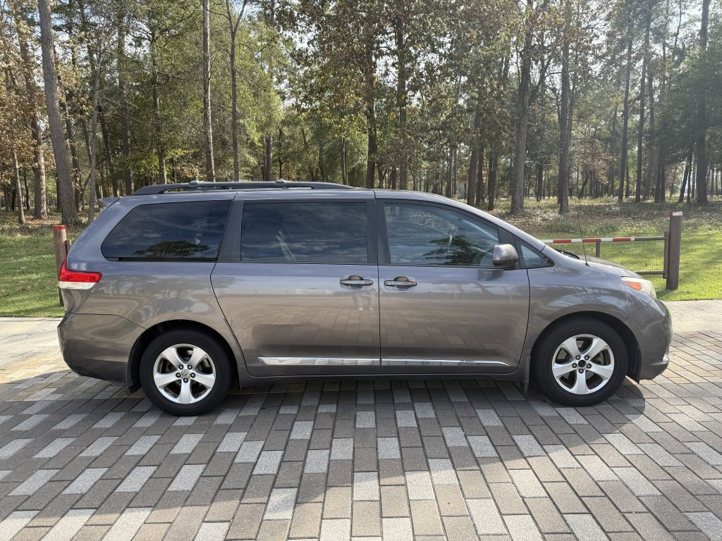 2013 Toyota Sienna Image 3