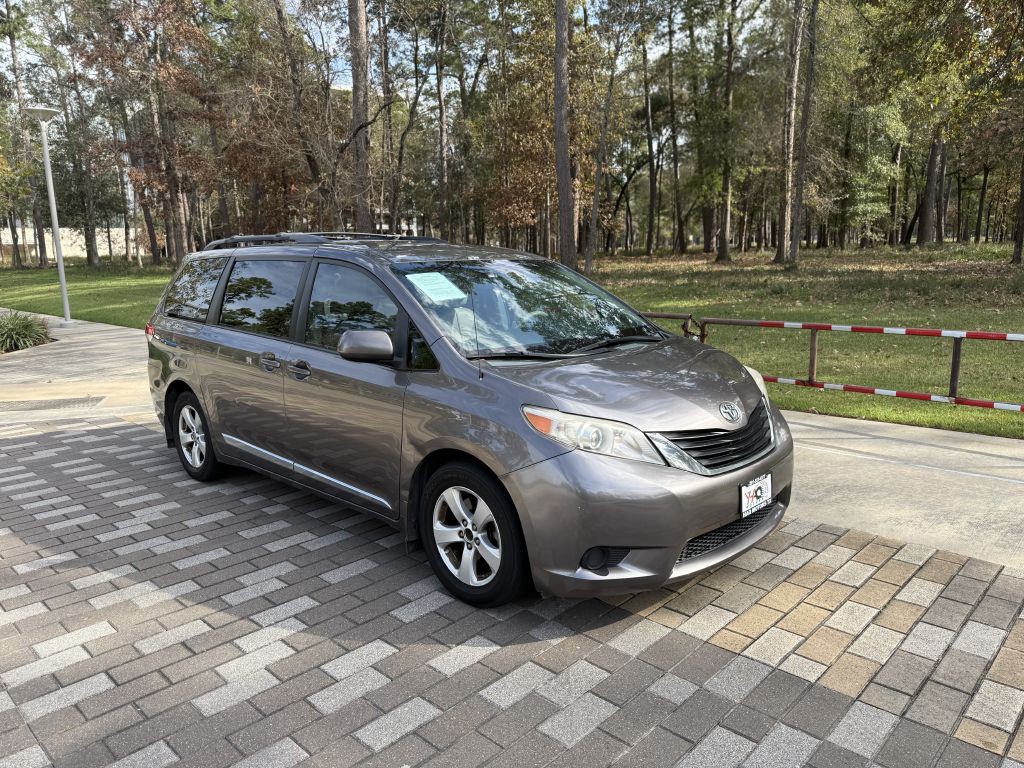 2013 Toyota Sienna Image 4