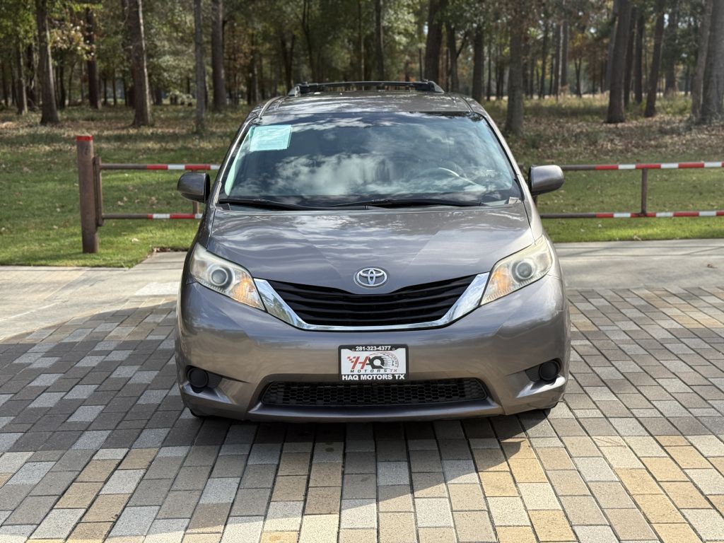 2013 Toyota Sienna Image 5