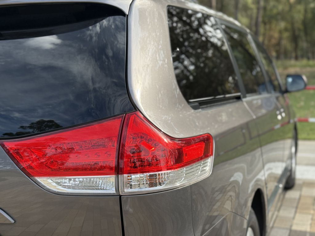 2013 Toyota Sienna Image 7