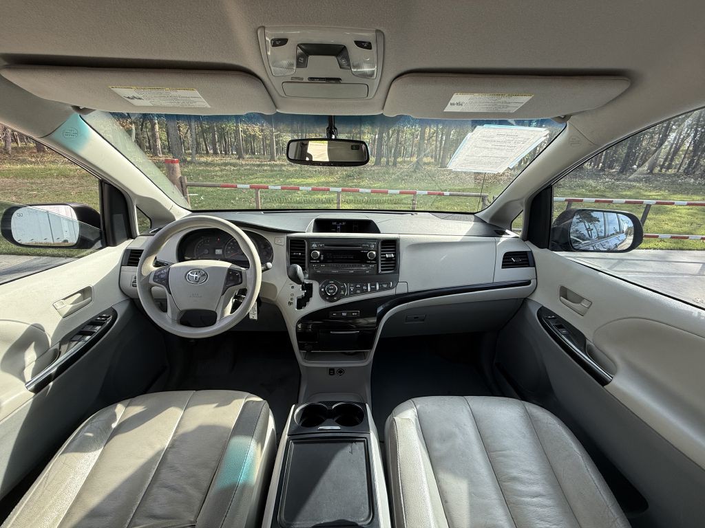 2013 Toyota Sienna Image 8