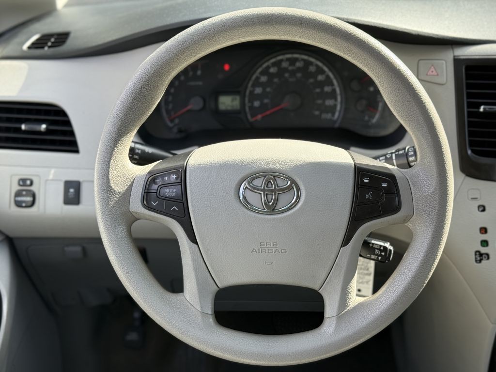 2013 Toyota Sienna Image 9