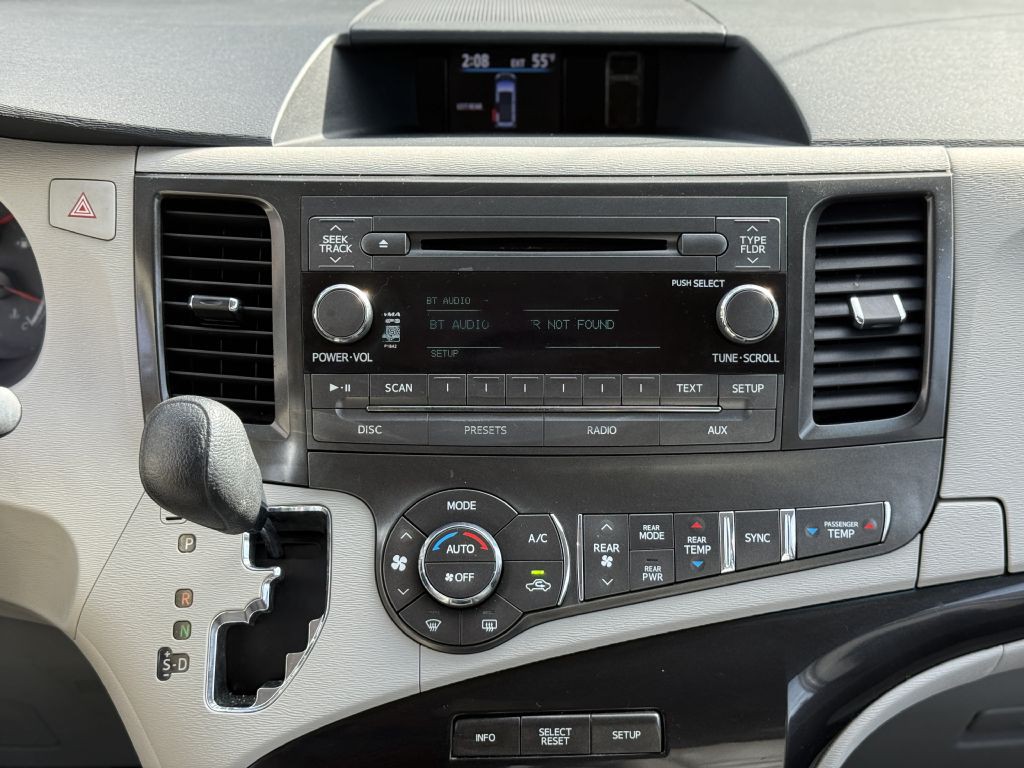 2013 Toyota Sienna Image 10