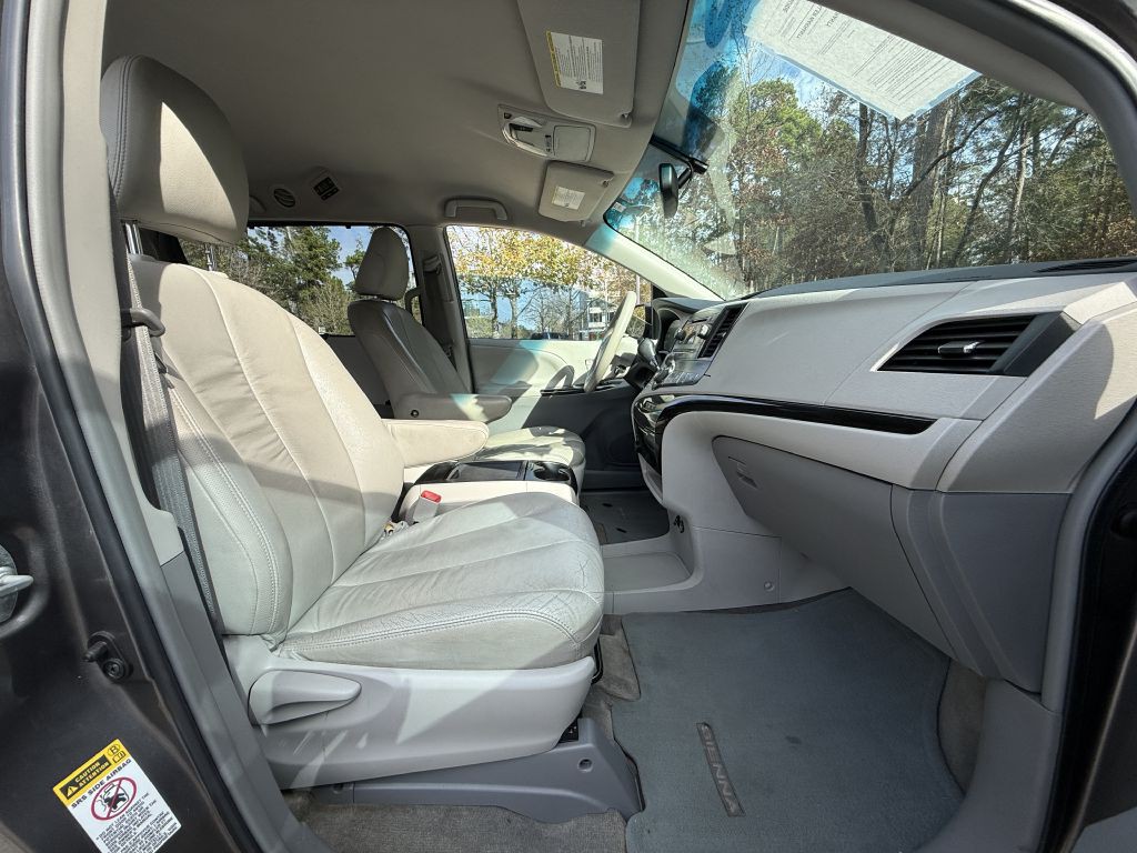 2013 Toyota Sienna Image 12