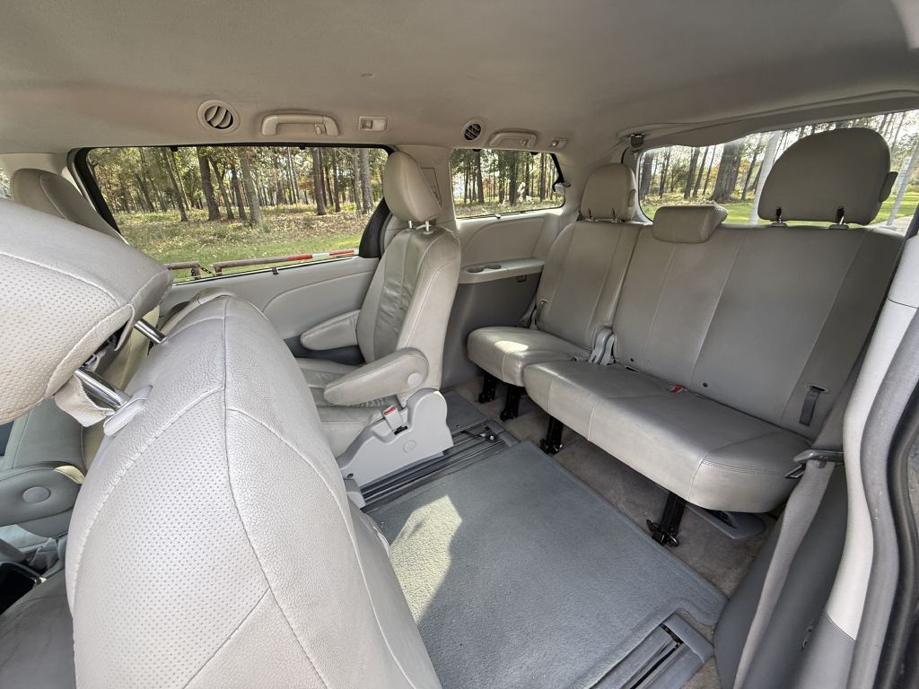 2013 Toyota Sienna Image 14