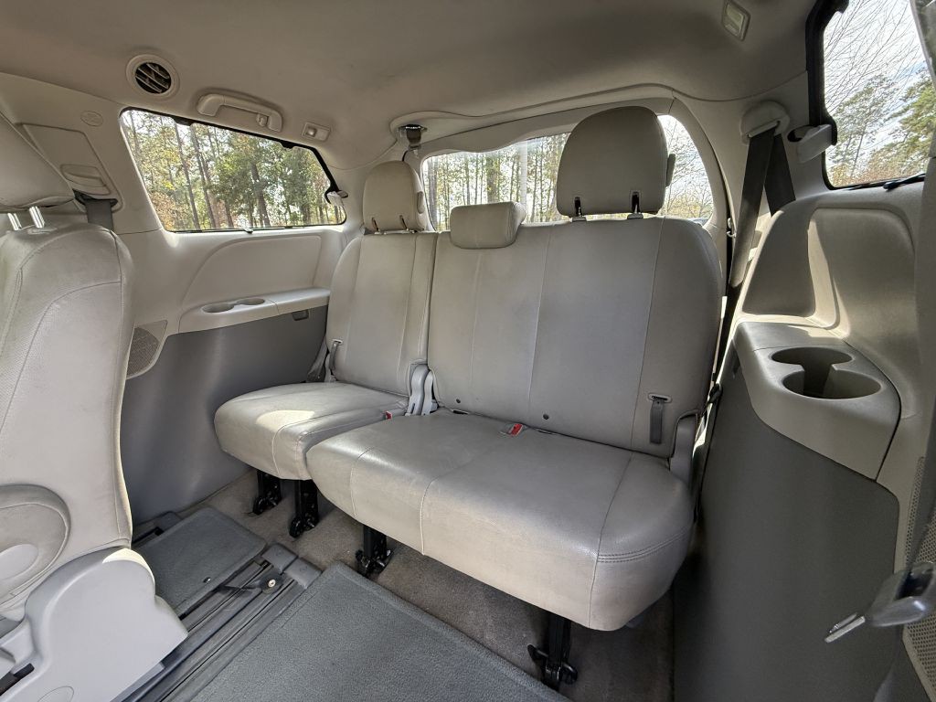 2013 Toyota Sienna Image 15