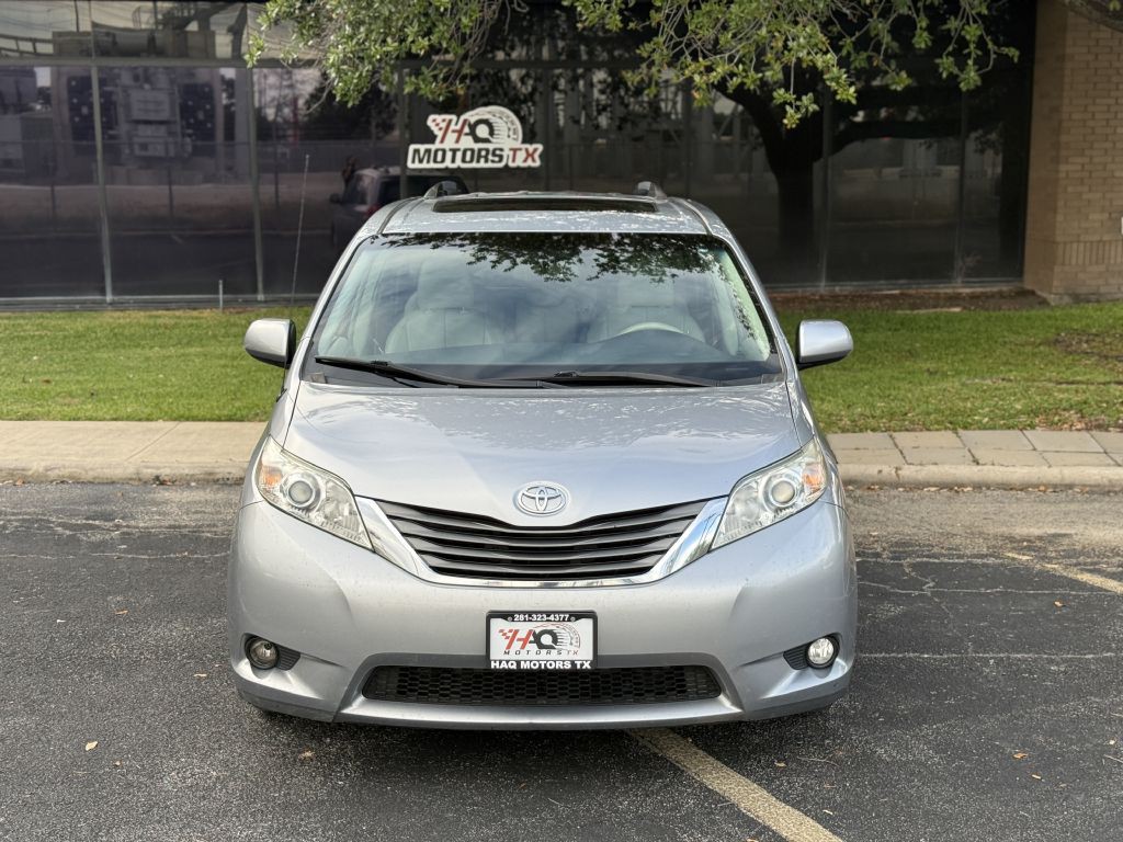 2013 Toyota Sienna Image 2
