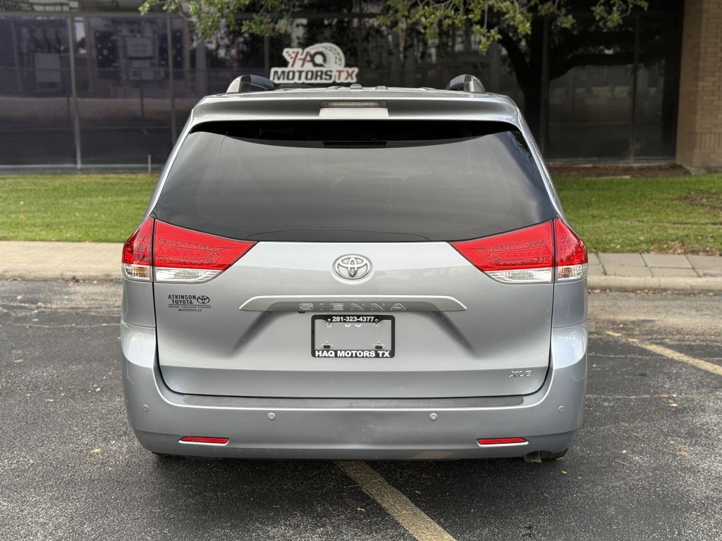 2013 Toyota Sienna Image 3